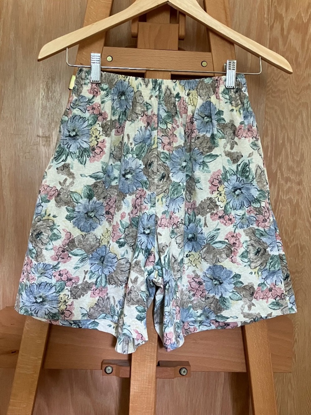 Vintage grandma core floral shorts!
